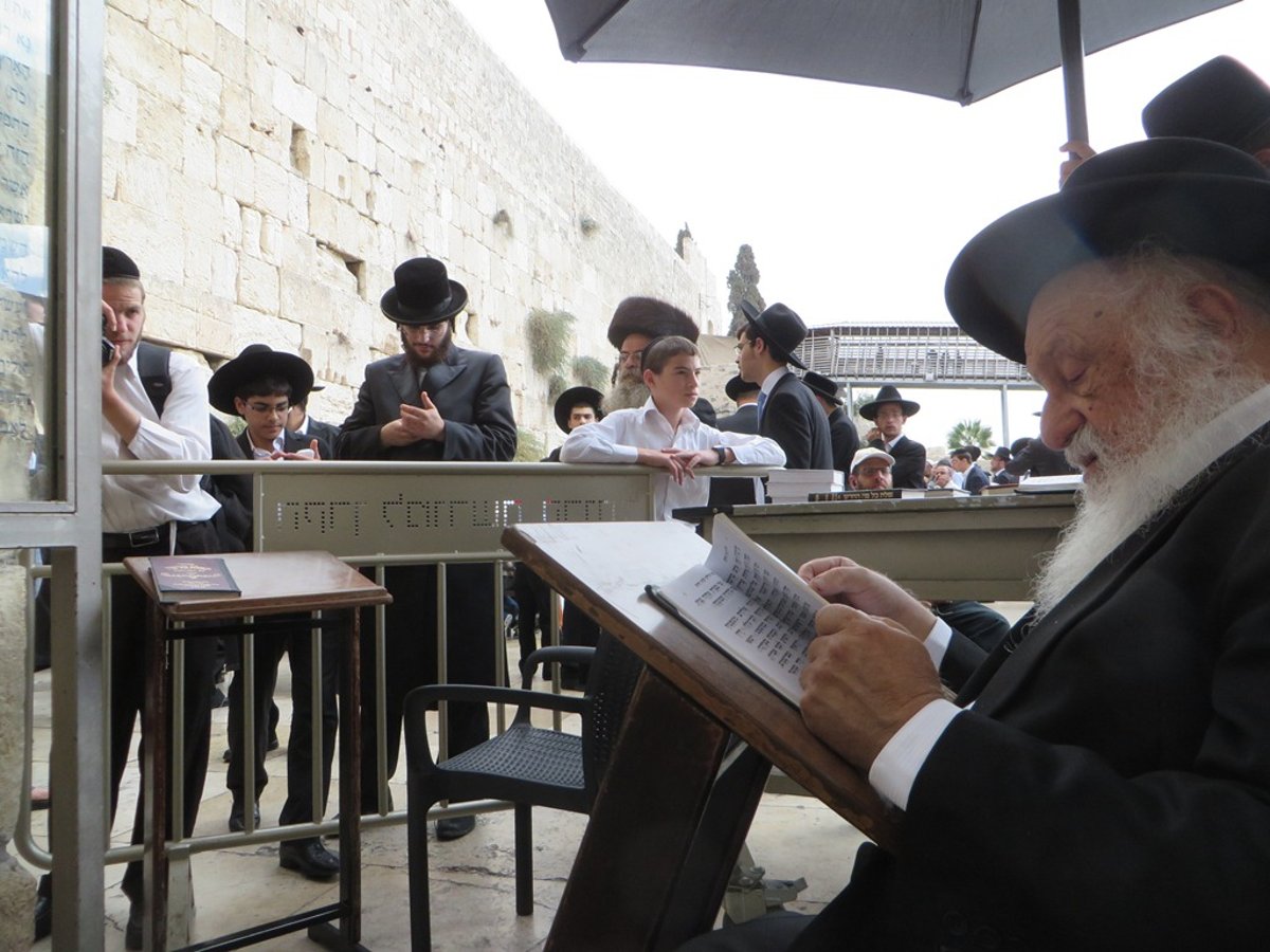 תיעוד ענק: חג הסוכות בישיבת פוניבז'