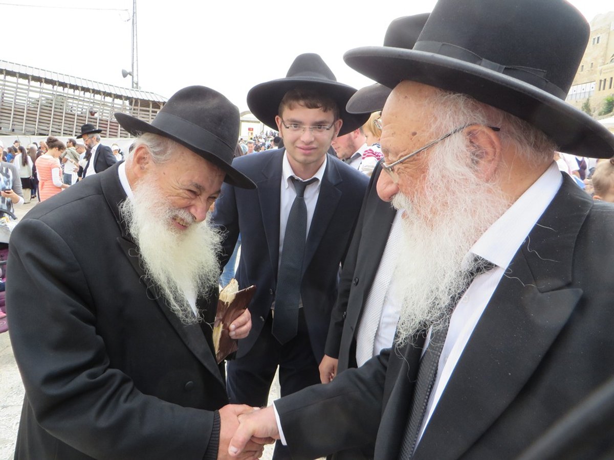 תיעוד ענק: חג הסוכות בישיבת פוניבז'