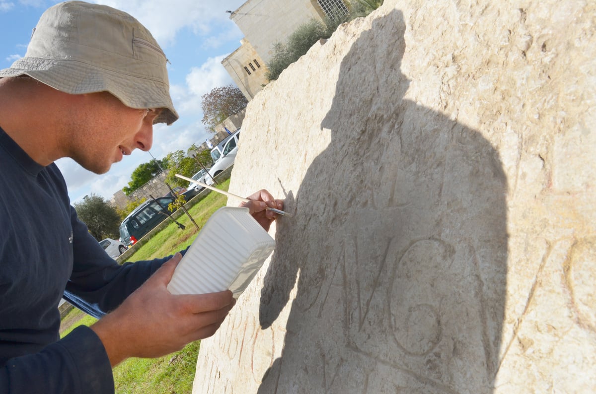 כתובת הנצחה נדירה בת 2000 שהוקדשה לקיסר הדריאנוס נחשפה בירושלים