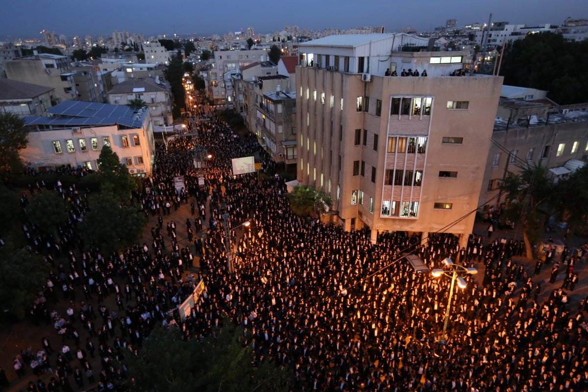 "רב'ה בחיידר שואל ילד קטן 'מה שלומך עציצון?'" • תיעוד