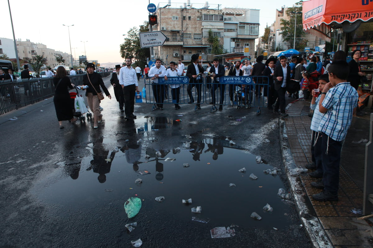 שנה לפטירת מרן הרב עובדיה יוסף; המונים עלו לקברו • גלריה