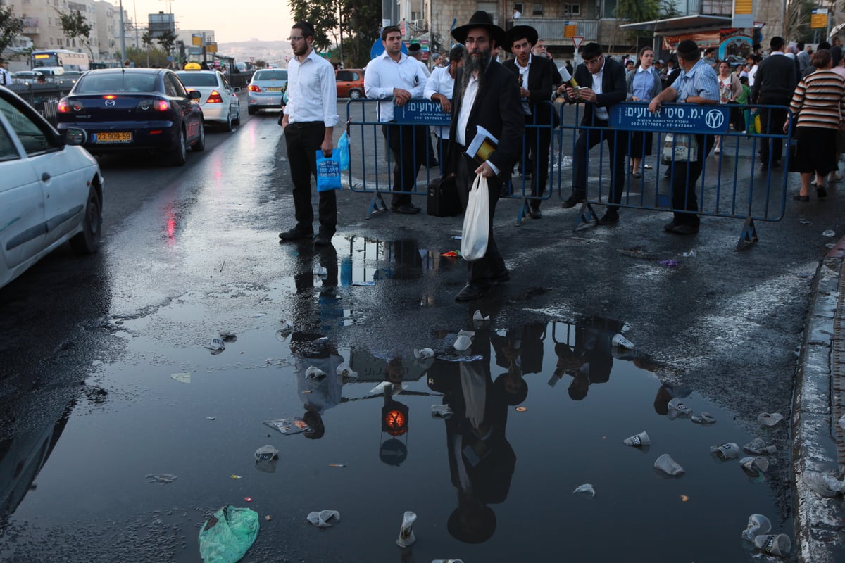 שנה לפטירת מרן הרב עובדיה יוסף; המונים עלו לקברו • גלריה