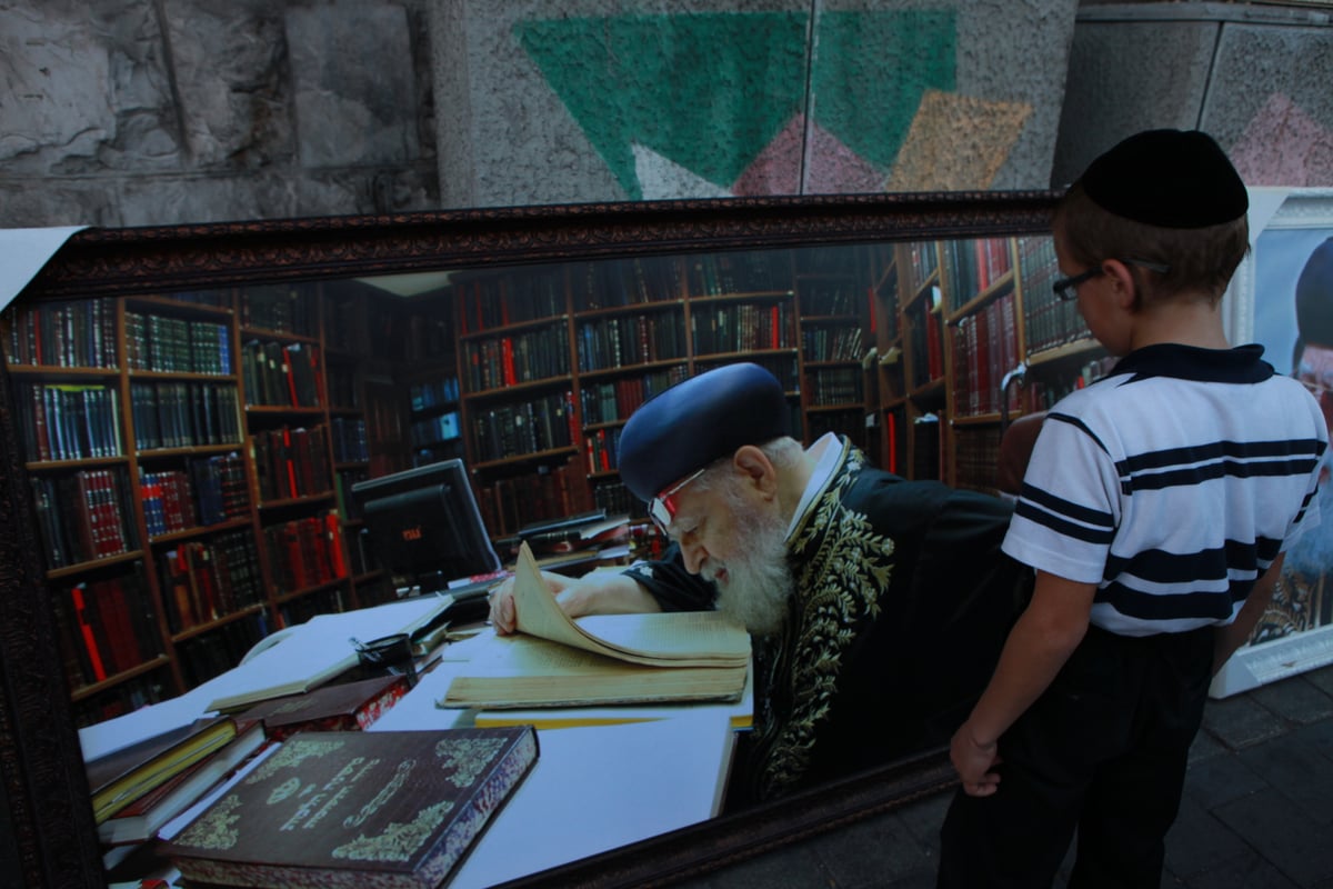 שנה לפטירת מרן הרב עובדיה יוסף; המונים עלו לקברו • גלריה