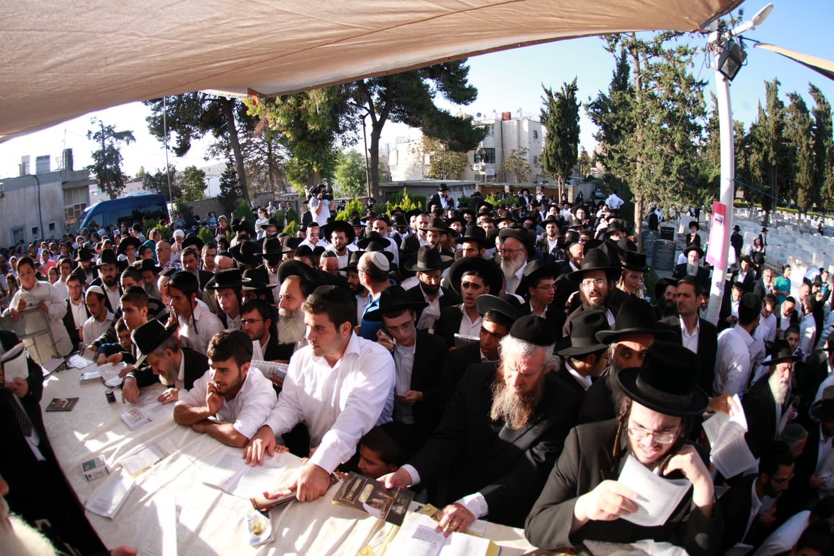 שנה לפטירת מרן הרב עובדיה יוסף; המונים עלו לקברו • גלריה