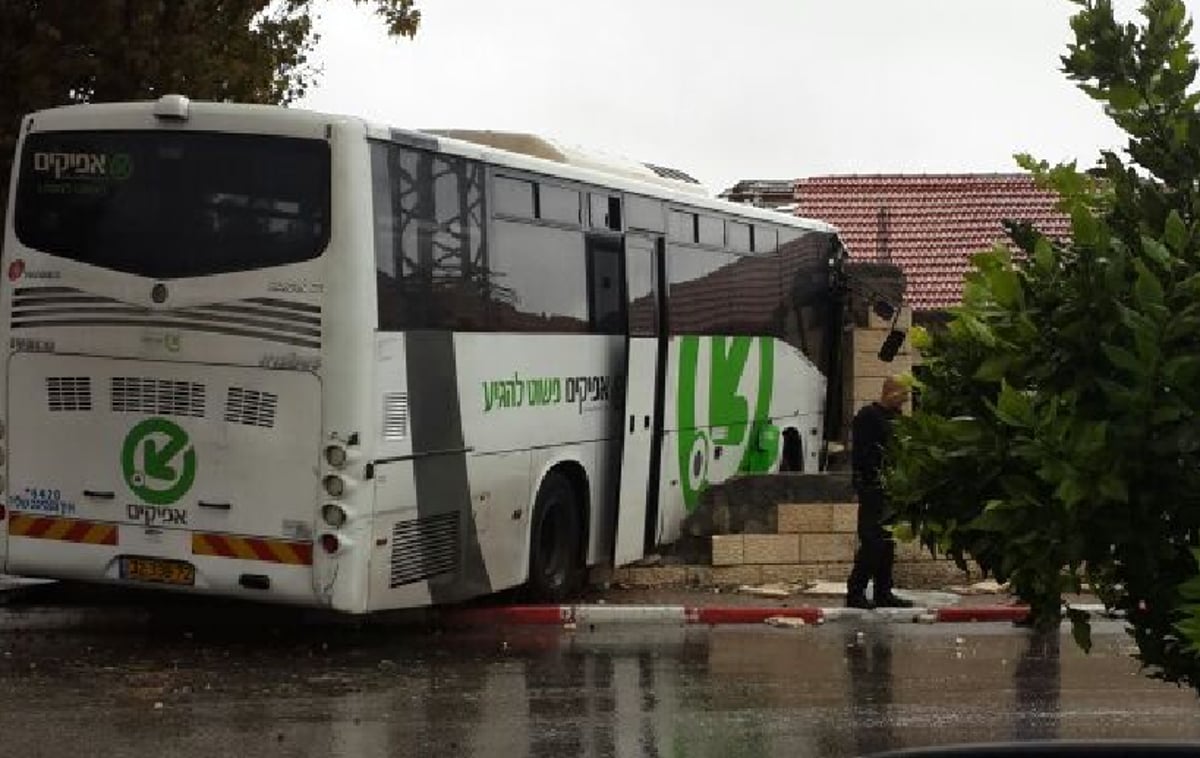 תיעוד: אוטובוס החליק והתנגש בקיר בכניסה לגבעת זאב