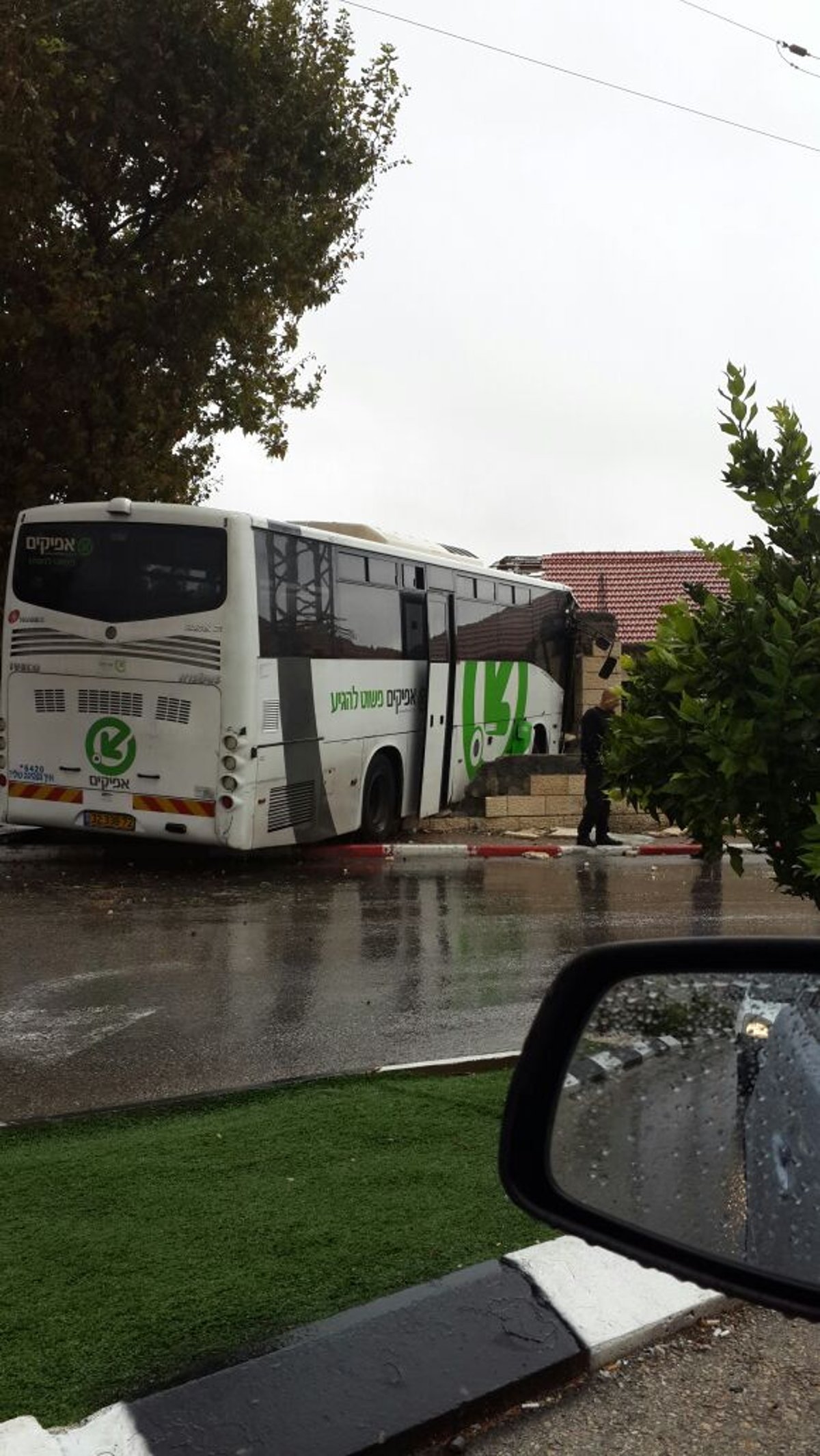 תיעוד: אוטובוס החליק והתנגש בקיר בכניסה לגבעת זאב