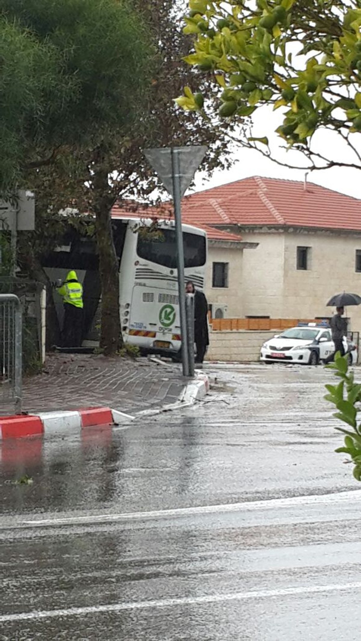 תיעוד: אוטובוס החליק והתנגש בקיר בכניסה לגבעת זאב