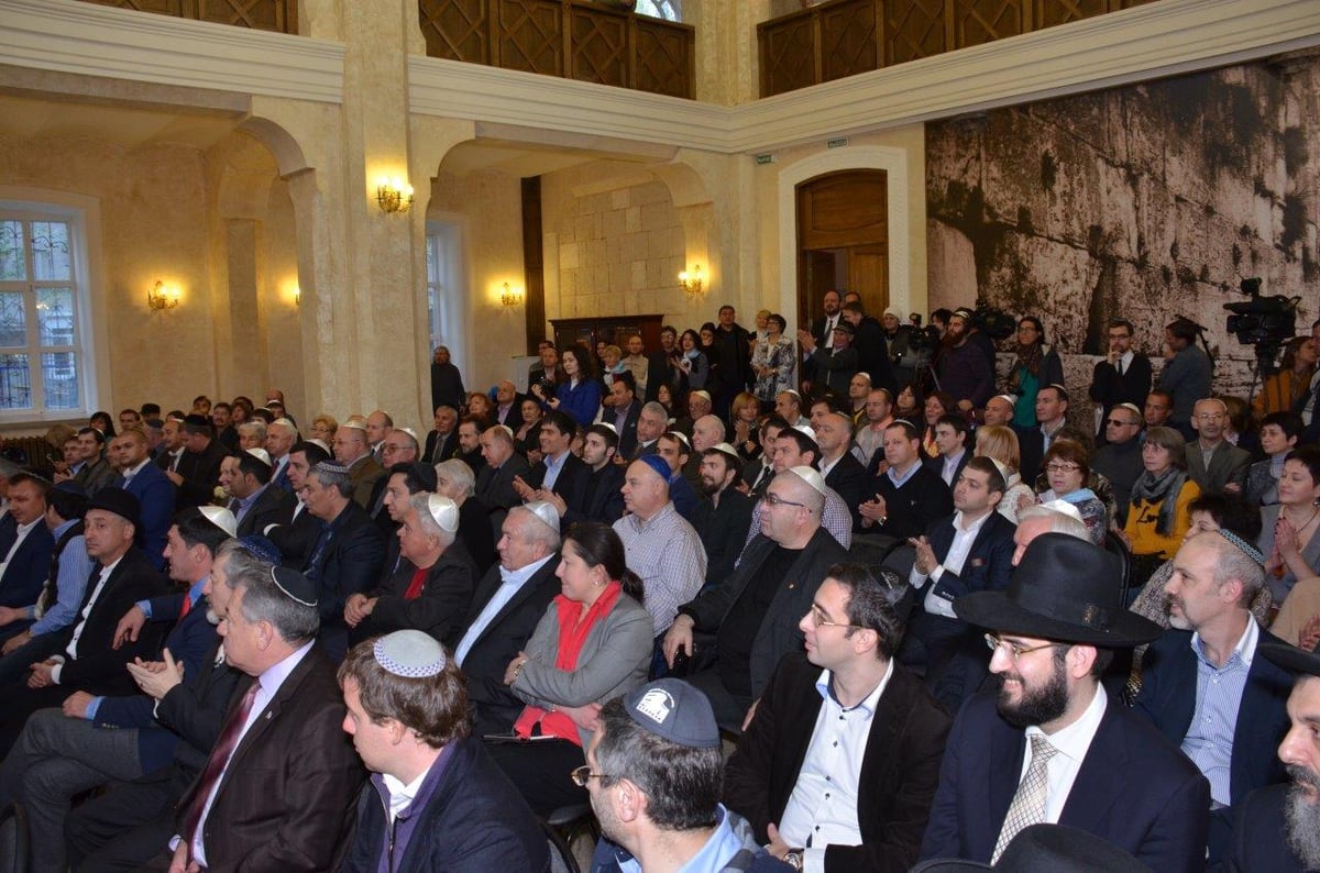 110 שנים לאחר שהוקם: מאות בהכנסת ספר תורה וחנוכת בית הכנסת הגדול 'בית חווה' בוורוינז' שברוסיה