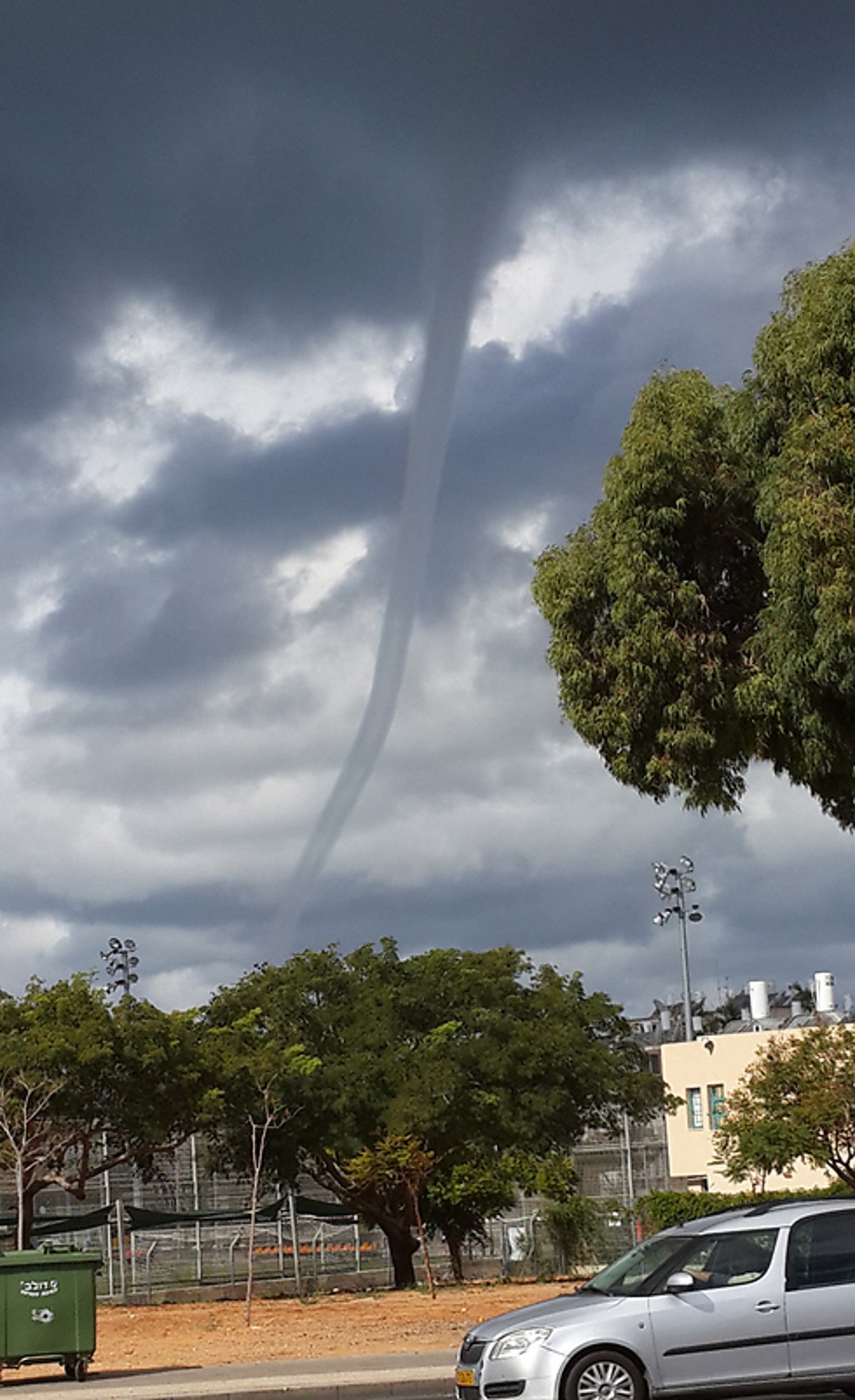 תיעוד מרהיב: עמוד ענן בתל אביב