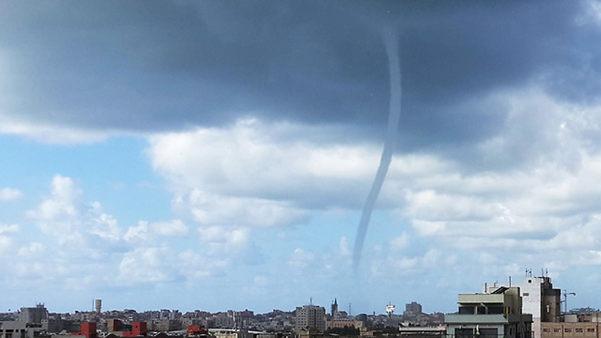 תיעוד מרהיב: עמוד ענן בתל אביב