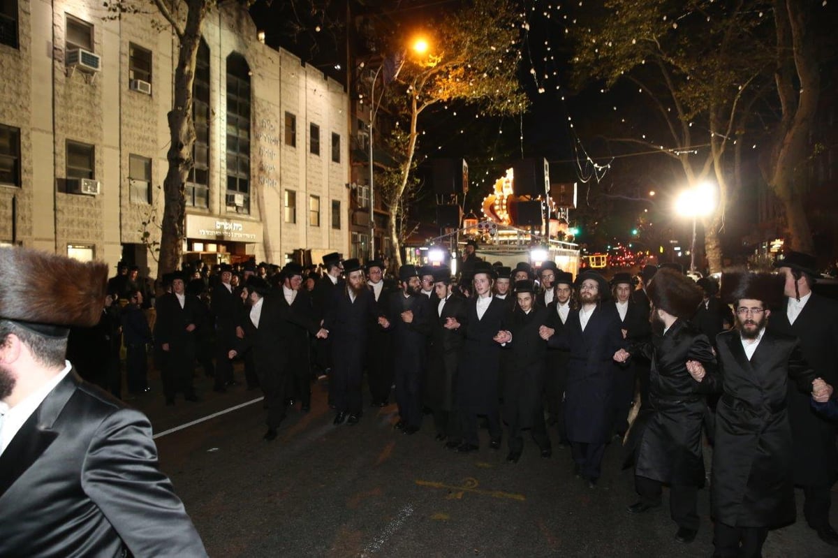 ניו יורק: הכנסת ספר תורה בחסידות פאפא