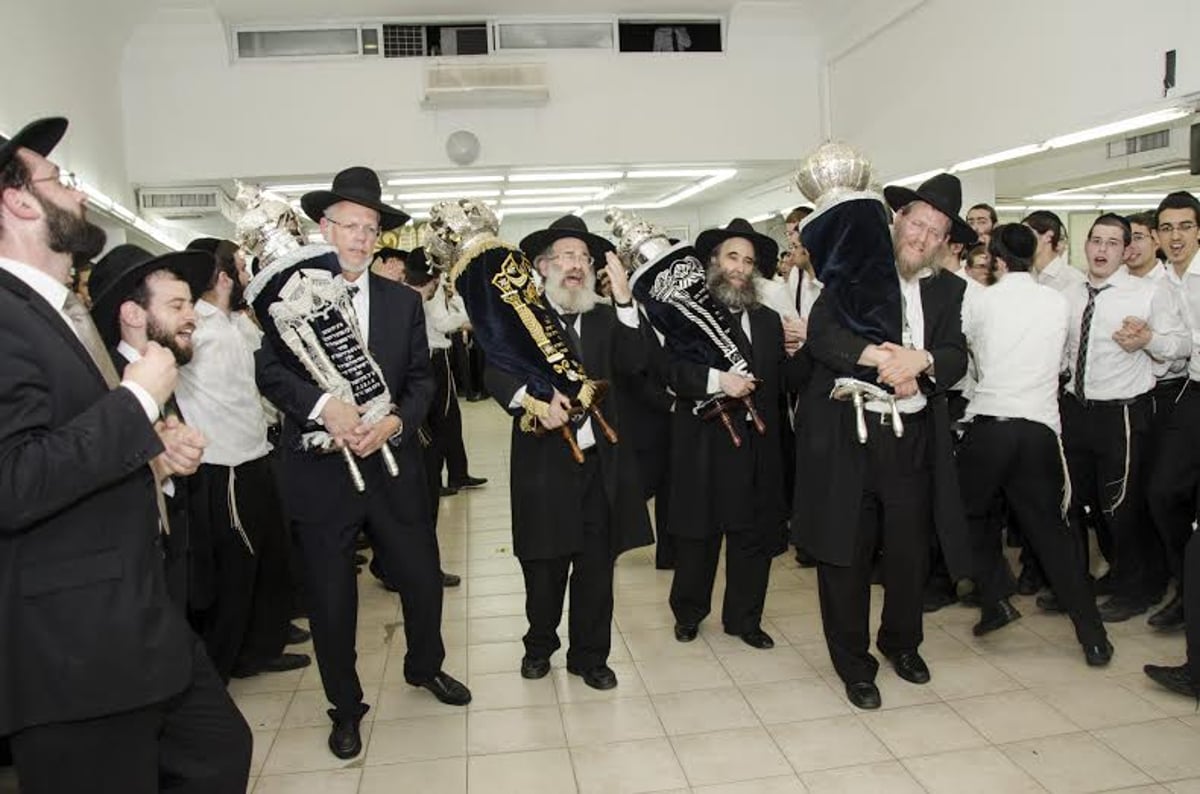 צפו: הכנסת ספר תורה חדש ל"אורחות תורה"