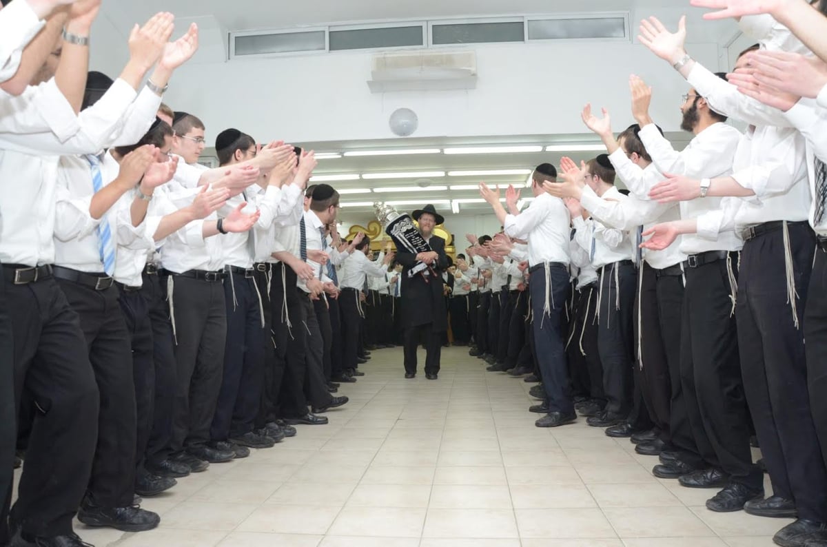 צפו: הכנסת ספר תורה חדש ל"אורחות תורה"