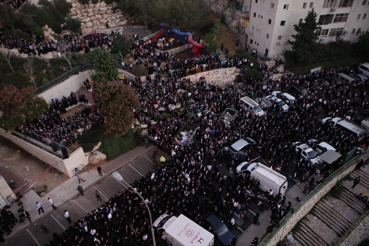 העם היהודי כואב: אלפים ליוו את הקדושים שנרצחו בתפילתם