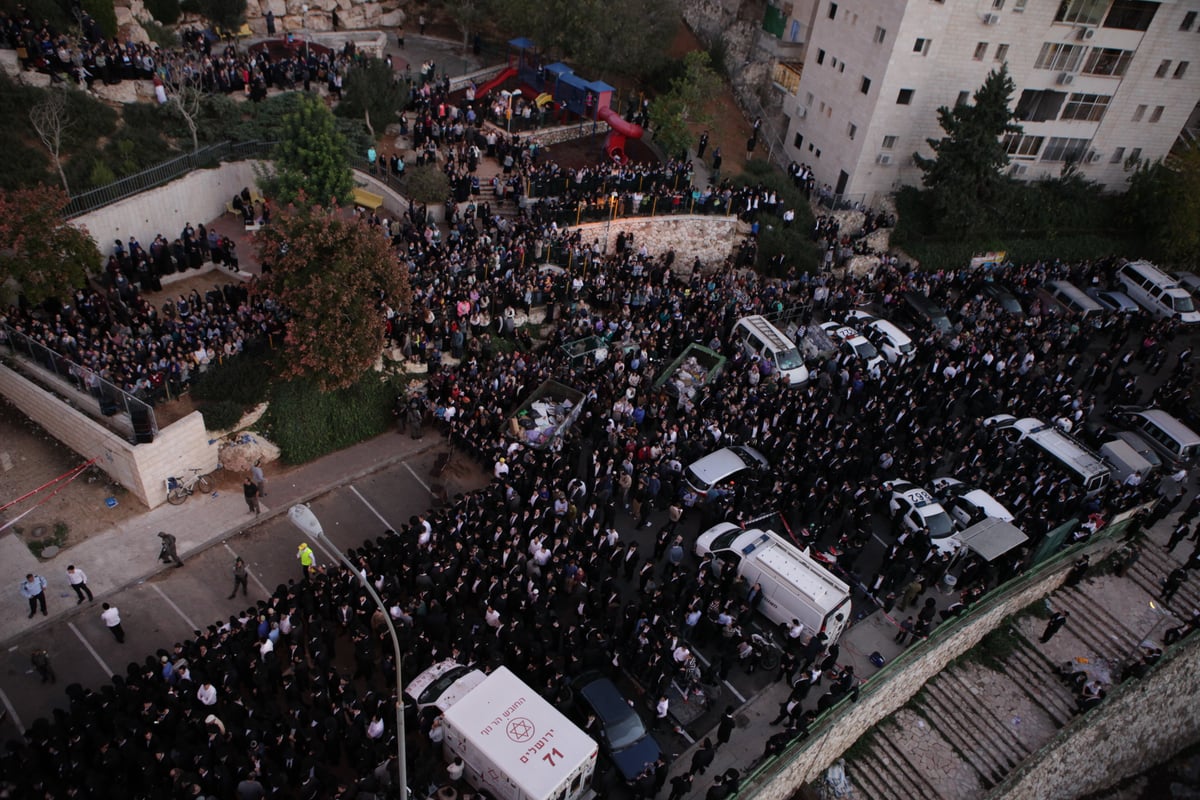 העם היהודי כואב: אלפים ליוו את הקדושים שנרצחו בתפילתם