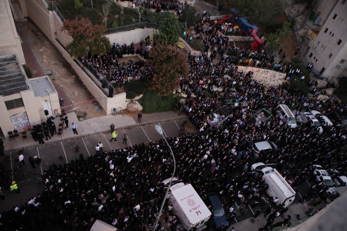 העם היהודי כואב: אלפים ליוו את הקדושים שנרצחו בתפילתם