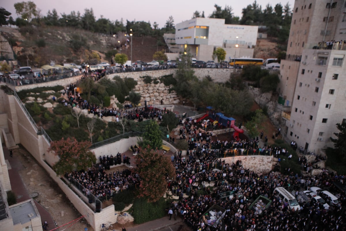 העם היהודי כואב: אלפים ליוו את הקדושים שנרצחו בתפילתם