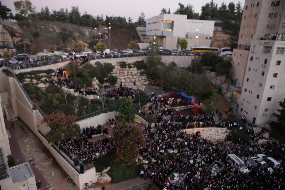 העם היהודי כואב: אלפים ליוו את הקדושים שנרצחו בתפילתם