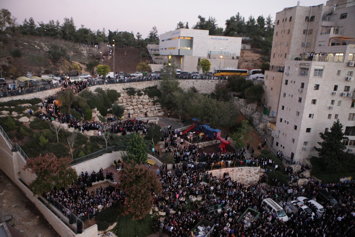 העם היהודי כואב: אלפים ליוו את הקדושים שנרצחו בתפילתם