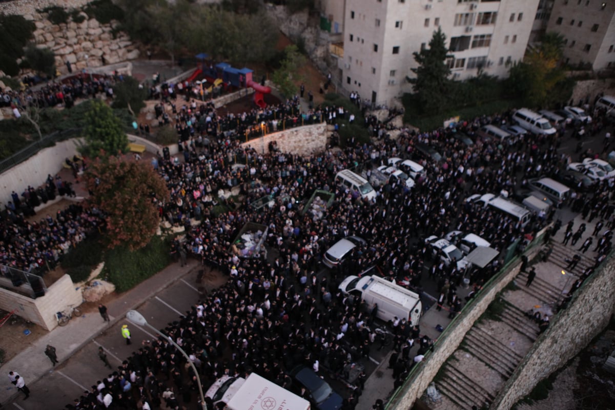 העם היהודי כואב: אלפים ליוו את הקדושים שנרצחו בתפילתם