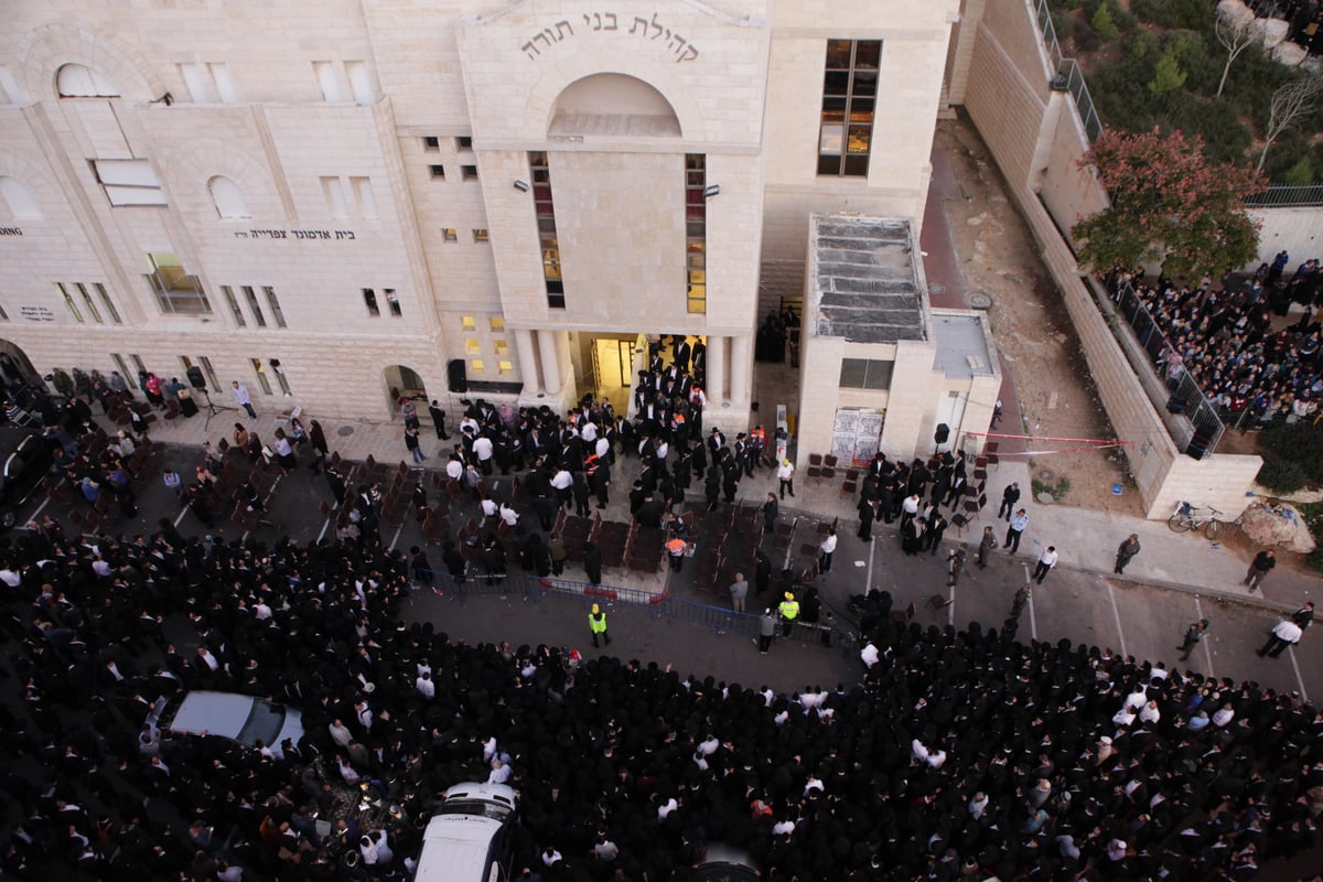 העם היהודי כואב: אלפים ליוו את הקדושים שנרצחו בתפילתם