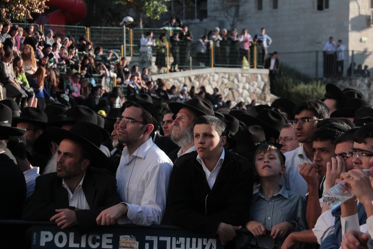 העם היהודי כואב: אלפים ליוו את הקדושים שנרצחו בתפילתם