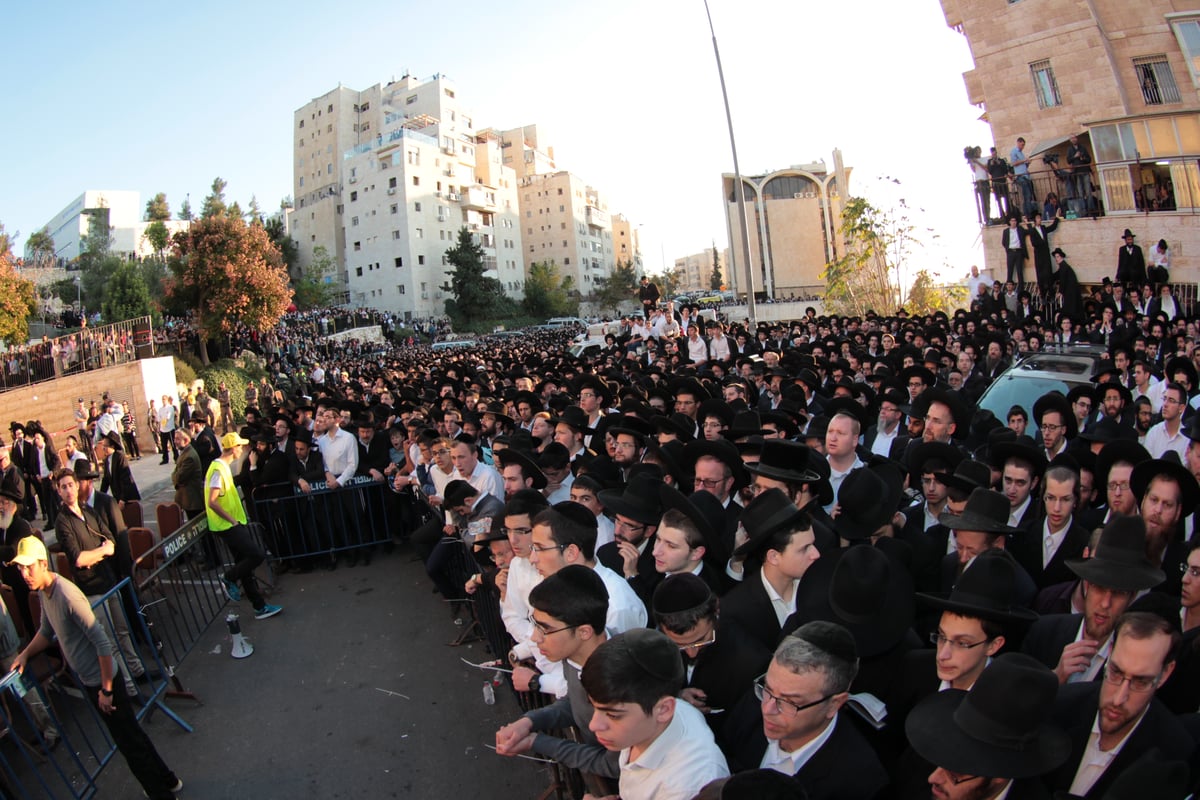 העם היהודי כואב: אלפים ליוו את הקדושים שנרצחו בתפילתם