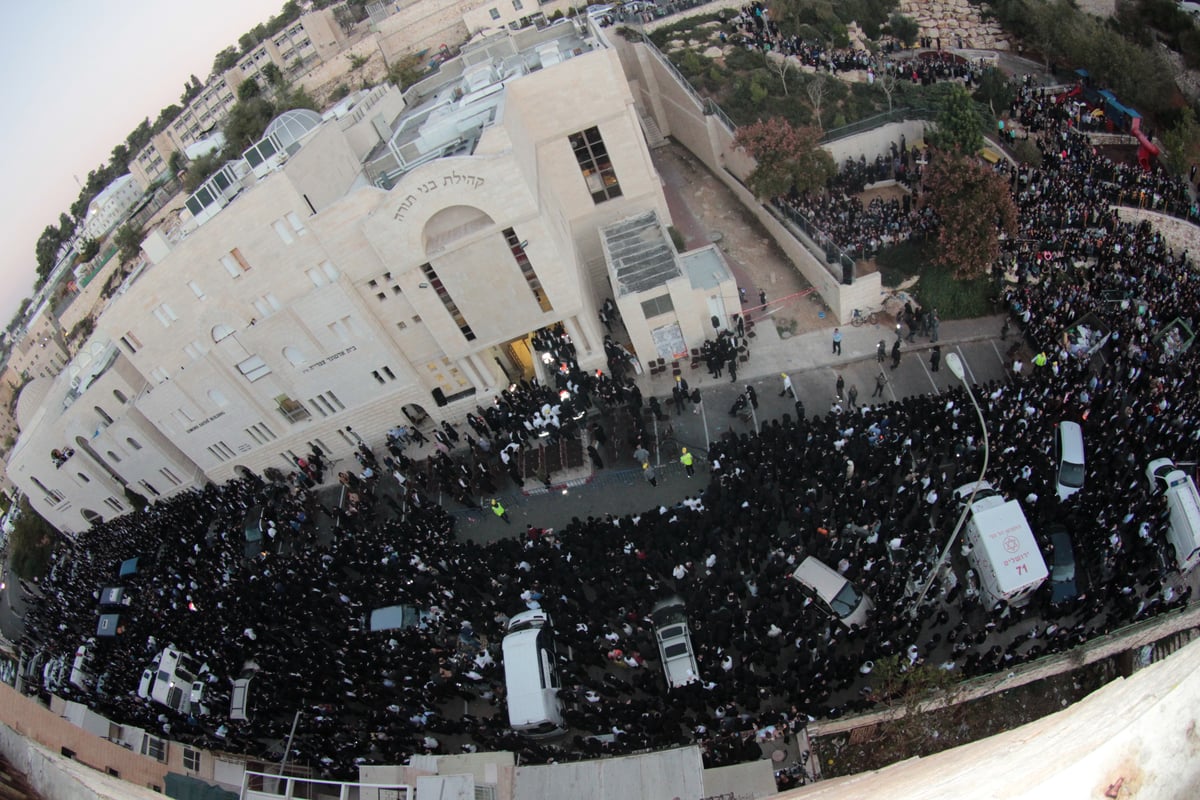 העם היהודי כואב: אלפים ליוו את הקדושים שנרצחו בתפילתם