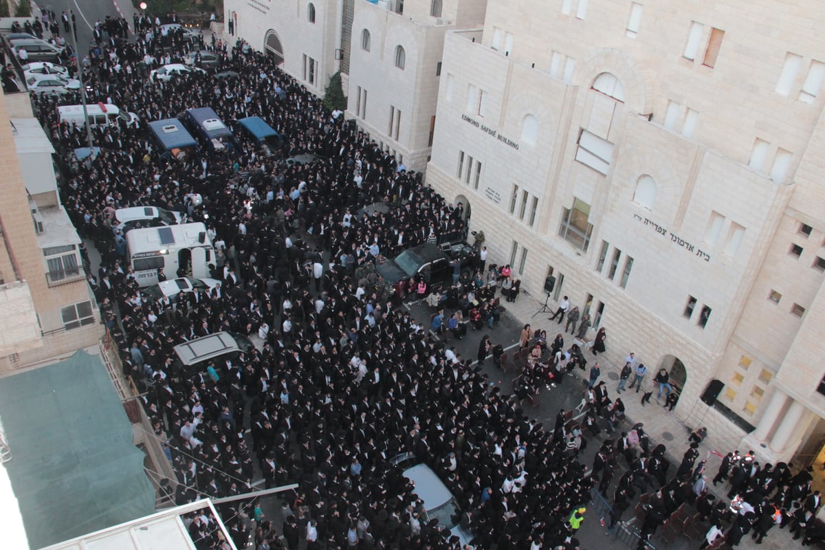 העם היהודי כואב: אלפים ליוו את הקדושים שנרצחו בתפילתם