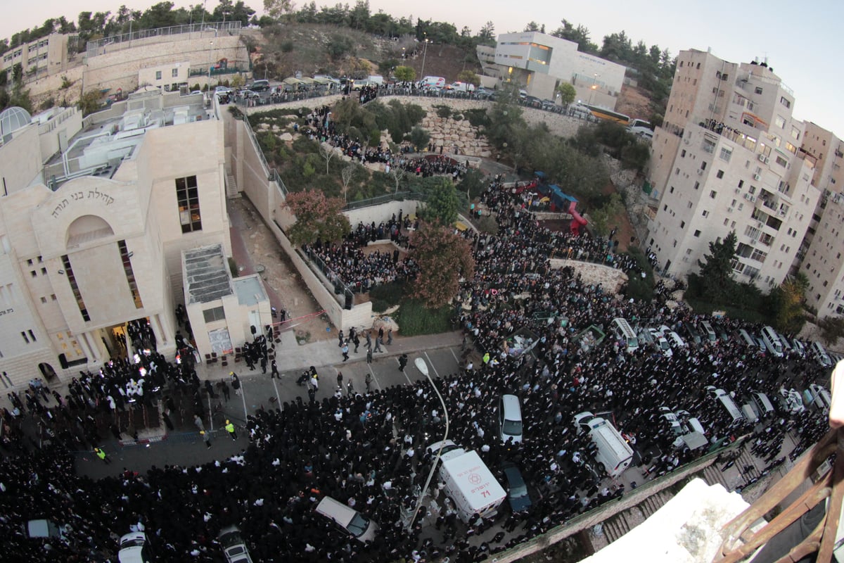 העם היהודי כואב: אלפים ליוו את הקדושים שנרצחו בתפילתם