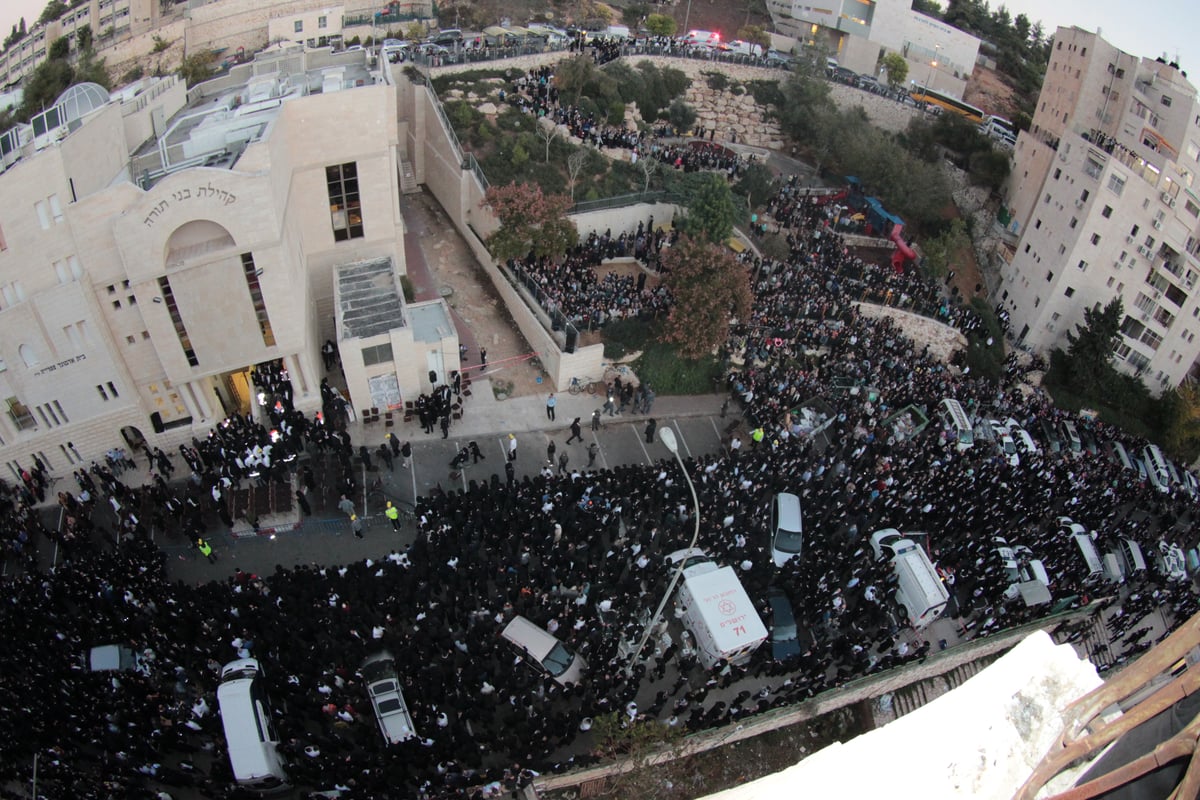 העם היהודי כואב: אלפים ליוו את הקדושים שנרצחו בתפילתם