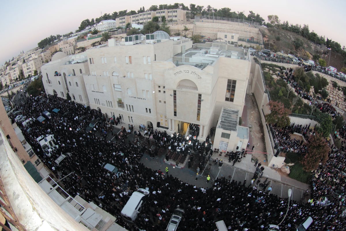 העם היהודי כואב: אלפים ליוו את הקדושים שנרצחו בתפילתם