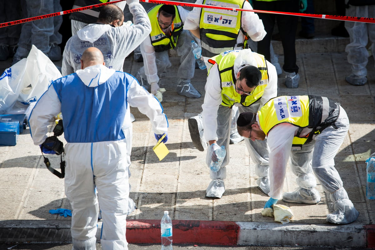 עין במר בוכה: גופות הקדושים הי"ד הוצאו מבית הכנסת • תיעוד דומע