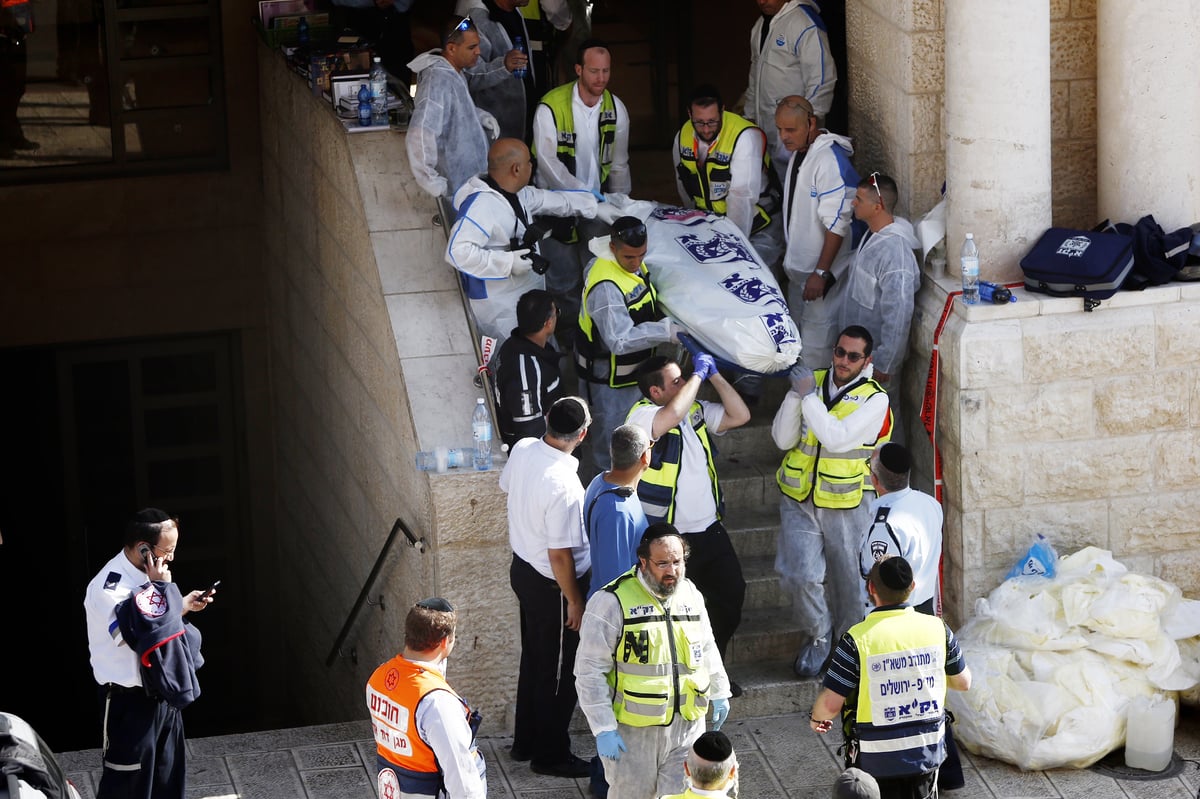 עין במר בוכה: גופות הקדושים הי"ד הוצאו מבית הכנסת • תיעוד דומע