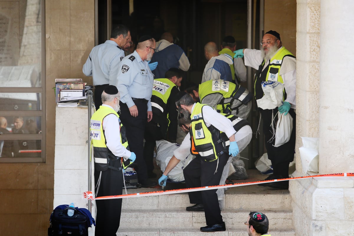 עין במר בוכה: גופות הקדושים הי"ד הוצאו מבית הכנסת • תיעוד דומע