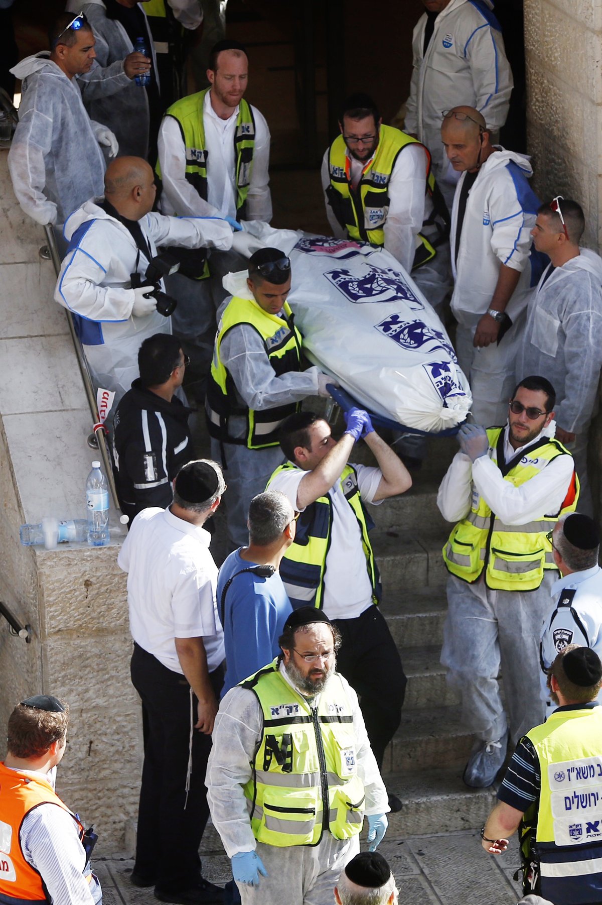 עין במר בוכה: גופות הקדושים הי"ד הוצאו מבית הכנסת • תיעוד דומע