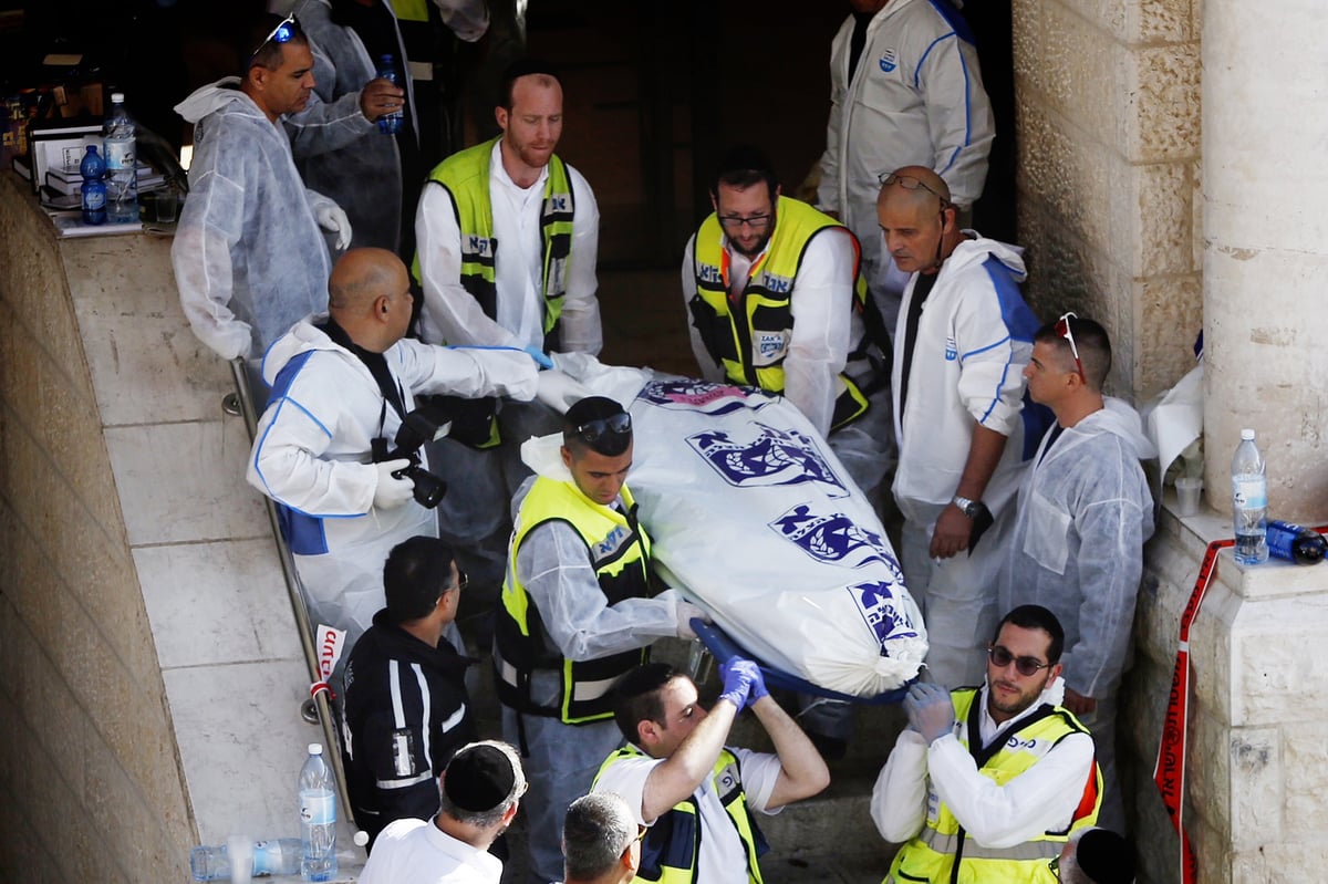 עין במר בוכה: גופות הקדושים הי"ד הוצאו מבית הכנסת • תיעוד דומע