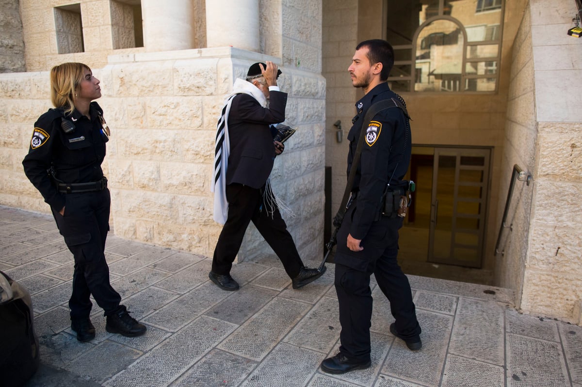 בית הכנסת, בבוקר שאחרי: עשרות באו לתפילת שחרית