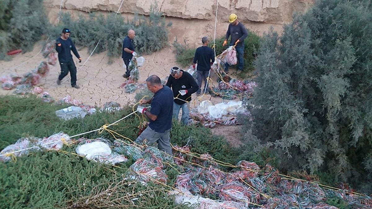 רה"מ בנימין נתניהו באזור אסון הנפט בערבה: "הטיפול ייקח זמן"