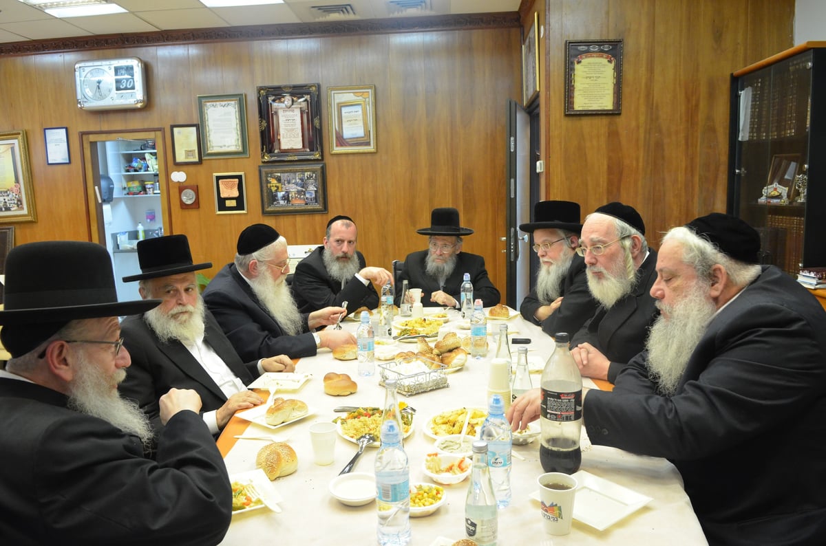 נערכים לבחירות: 'ועדת השמונה' התכנסה לדיון ראשון