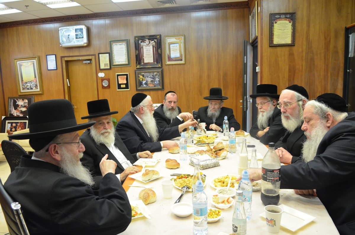 נערכים לבחירות: 'ועדת השמונה' התכנסה לדיון ראשון