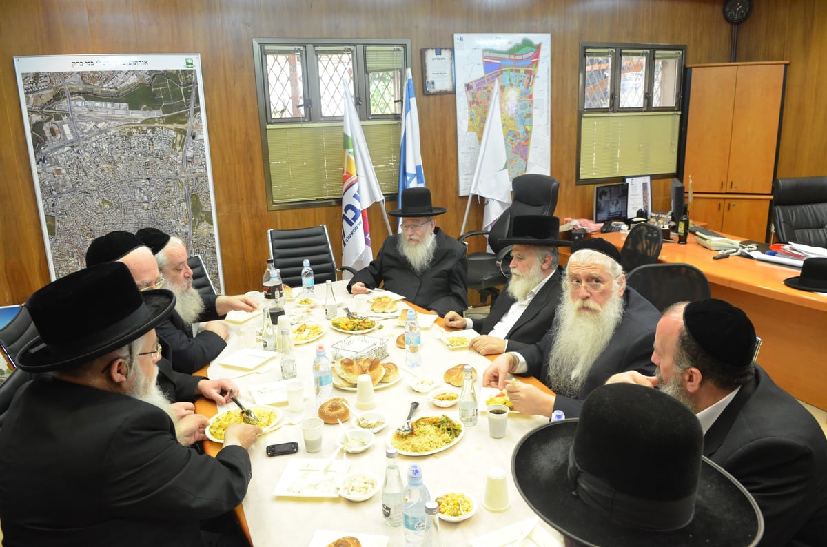 נערכים לבחירות: 'ועדת השמונה' התכנסה לדיון ראשון