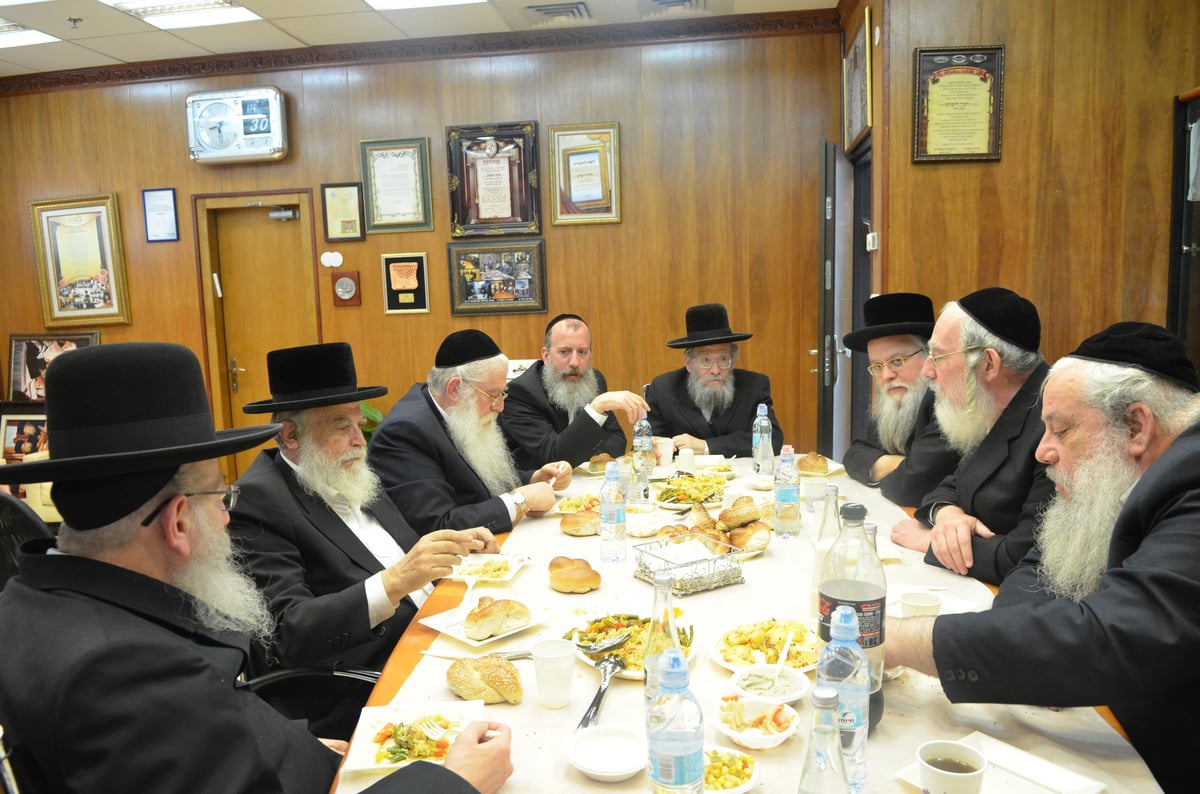 נערכים לבחירות: 'ועדת השמונה' התכנסה לדיון ראשון