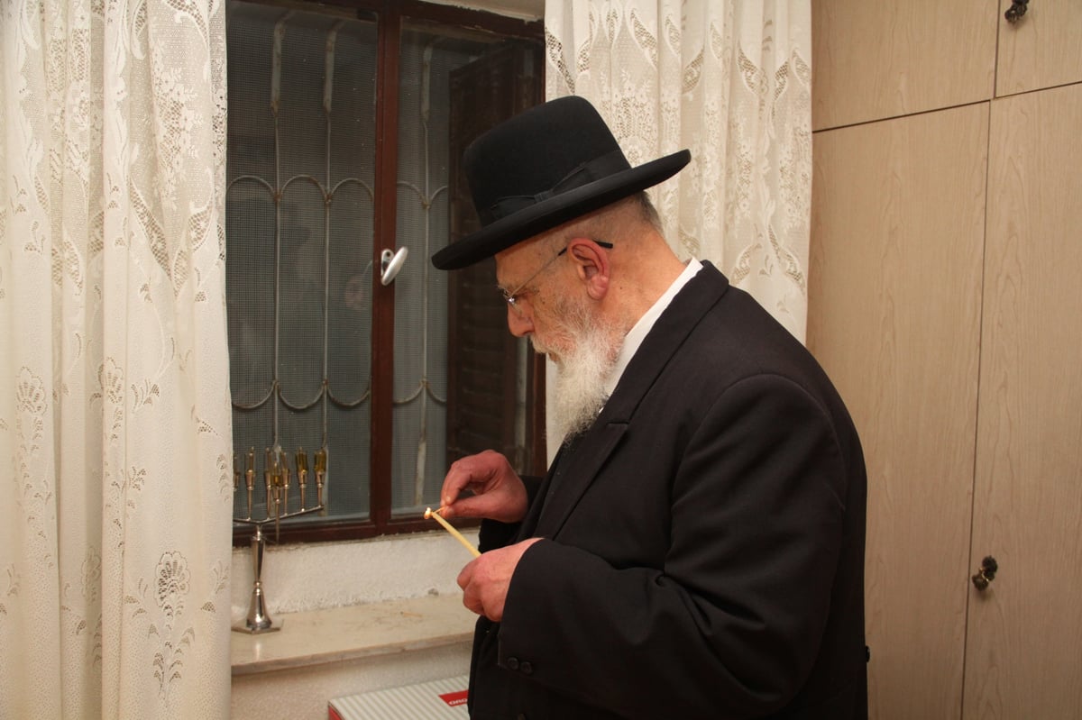 צפו: הרב שלום כהן מדליק נרות חנוכה