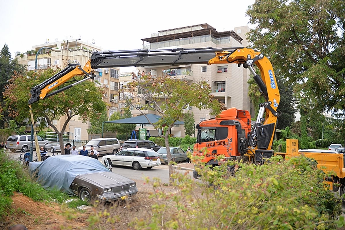 חנוכיית בטון ענקית הוצבה בעיר רחובות • צפו