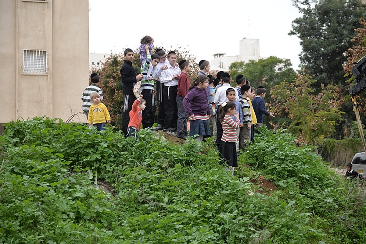 חנוכיית בטון ענקית הוצבה בעיר רחובות • צפו