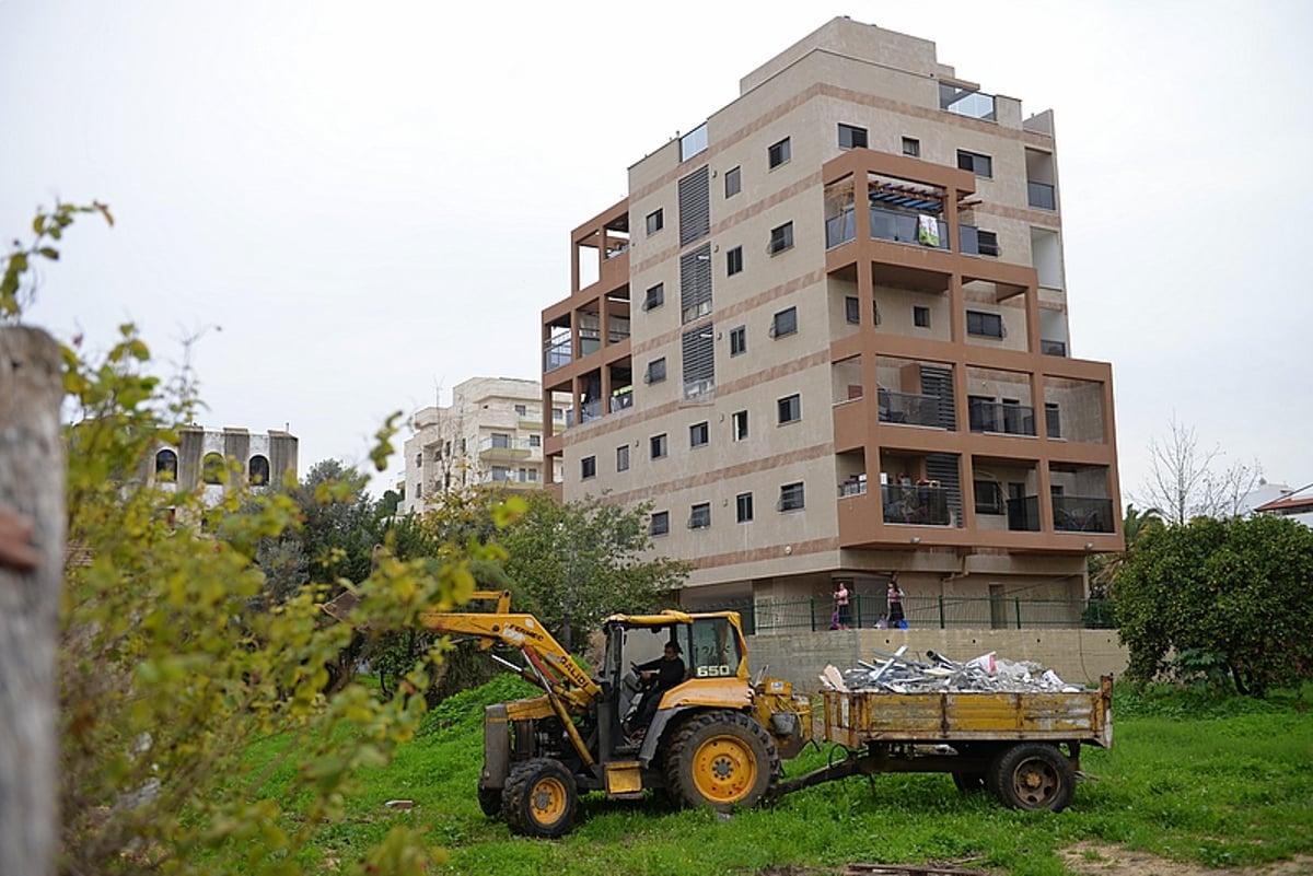 חנוכיית בטון ענקית הוצבה בעיר רחובות • צפו