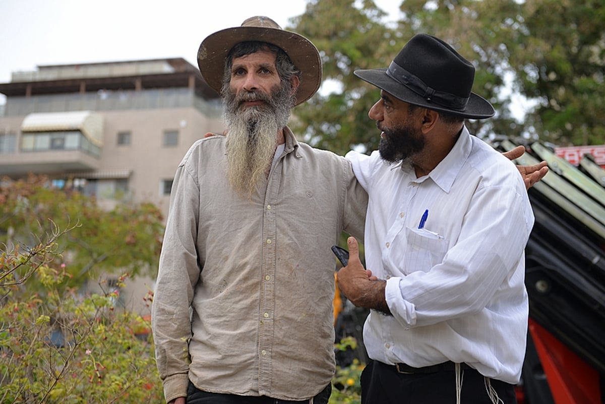 חנוכיית בטון ענקית הוצבה בעיר רחובות • צפו