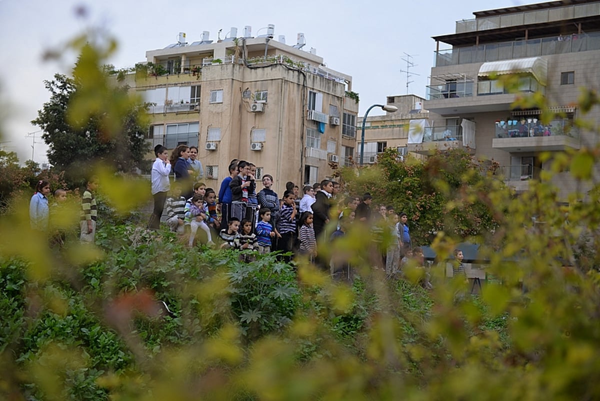 חנוכיית בטון ענקית הוצבה בעיר רחובות • צפו