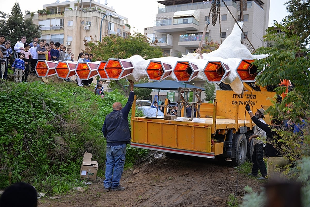 חנוכיית בטון ענקית הוצבה בעיר רחובות • צפו